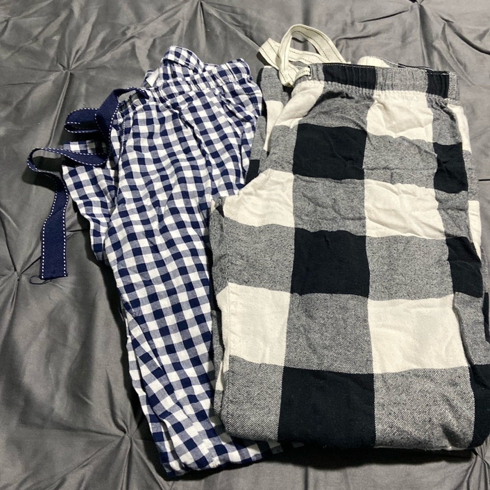 2 pair Old Navy sleep wear pants. Blue & white are xs & black & cream are small